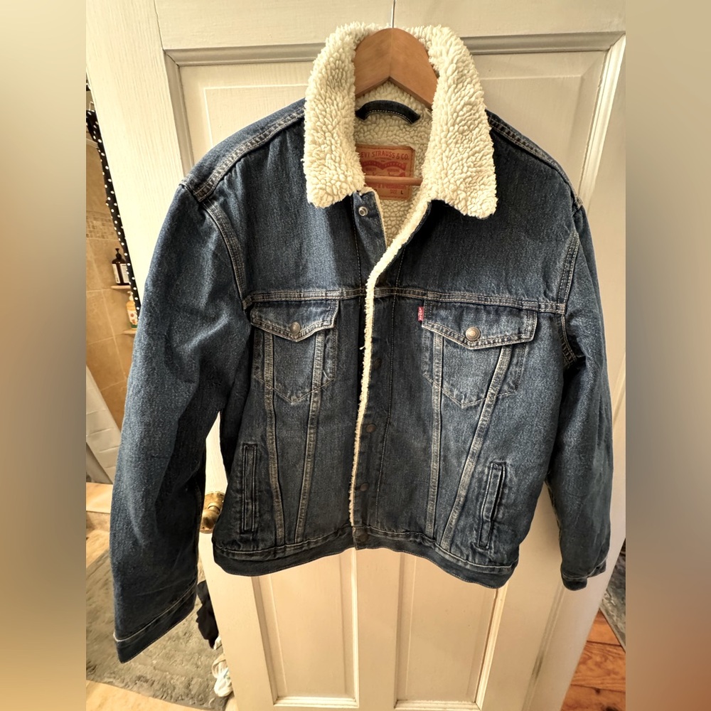 Levi’s standard Sherpa lined denim trucker jacket size L